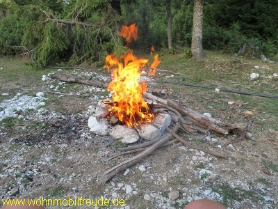 Stellplatz Valbonetal, Lagerfeuer am Abend